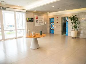 a room with a table in the middle of a building at ibis Itu Plaza Shopping in Itu