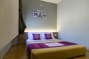 Postel nebo postele na pokoji v ubytování Lavana Hotel Batu Caves