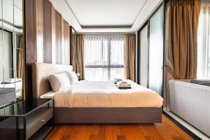 une chambre d'hôtel avec un lit et un canapé dans l'établissement Two Bedrooms Seaview Apartment Surin Bangtao Area 4407, à Ban Lum Fuang