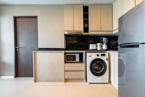 Il comprend une cuisine équipée d'un lave-vaisselle et d'un lave-linge. dans l'établissement Two Bedrooms Seaview Apartment Surin Bangtao Area 4407, à Ban Lum Fuang 16 autres photos