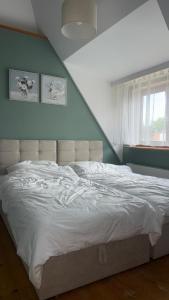 En eller flere senge i et værelse på Apartament Piastowska 3