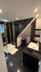 En eller flere senge i et værelse på Apartament Piastowska 3