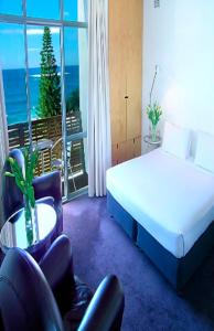 Postel nebo postele na pokoji v ubytování Dive Hotel