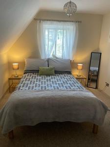 Postel nebo postele na pokoji v ubytování Lovely 2 Bed Victorian Cottage, Denford NN14