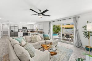 Χώρος καθιστικού στο 105 Bay Dr N