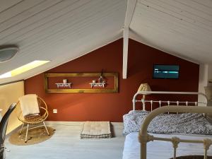 a bedroom with a bunk bed in a room with red walls at Le Boudoir, inclus petit déjeuner in Quincié-en-Beaujolais