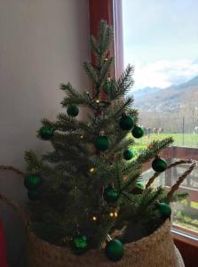 Nespecifikovaný výhled na hory nebo výhled na hory při pohledu z prázdninového domu