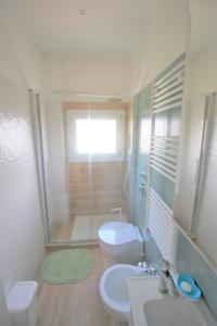 Un baño con inodoro, lavabo y ducha. en Nest MI, en Milán 1 foto más