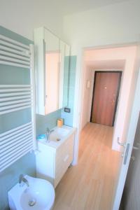 Un baño con un lavabo blanco y un espejo. en Nest MI, en Milán