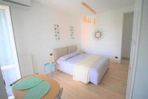 Un pequeño dormitorio con una cama y una mesa. en Nest MI, en Milán