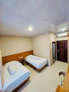 Giường trong phòng chung tại Sinok Homestay Parapat