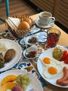 Una mesa con platos de desayuno y una taza de café. en Cartez Hotel, en Ereván
