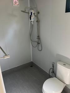 Phòng tắm tại Bungalows Apple Haad Yao