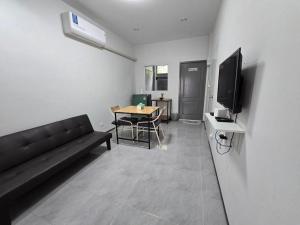 Ban Ko KrangにあるKanchanaburi Hideawayのソファとテーブルのあるリビングルーム