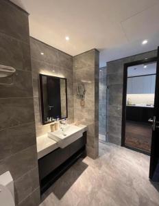 a bathroom with a sink and a mirror at Homestay Sapphire S2 cho thuê theo giờ 2 tiếng in Ha Long
