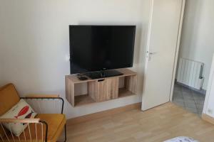 TV a/nebo společenská místnost v ubytování Large House With Garden In Sainte Marie De Ré + 9 fotografií