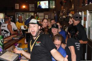 Un homme debout dans un bar avec un groupe de personnes dans l'établissement Corroboree Park Tavern, à Marrakai 52 autres photos