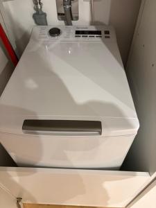 a white sink in a room with a counter at Ferienhaus im Grünen - Entspannen mit Alpakas in Treuen +23 photos