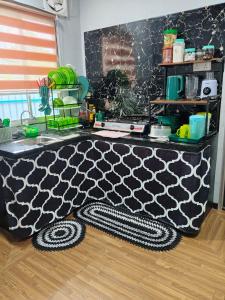 Η κουζίνα ή μικρή κουζίνα στο Homestay Teratak D'Desa