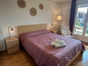 a bedroom with a bed with two pillows on it at Las Candelas, Casa Turística in Uruñuela