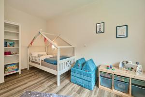 a childs bedroom with a white crib with a canopy at Kanalkajüte Wilhelm in Hanerau-Hademarschen