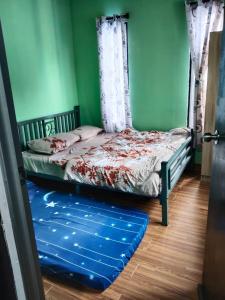 Ένα ή περισσότερα κρεβάτια σε δωμάτιο στο Homestay Teratak D'Desa +2 φωτογραφίες