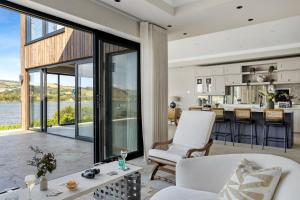 Posezení v ubytování Gable View - Luxury Riverside Sanctuary