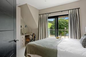 Postel nebo postele na pokoji v ubytování Gable View - Luxury Riverside Sanctuary