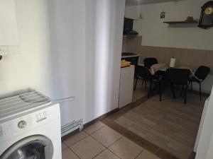 Dapur atau dapur kecil di Five C's APARTMENT