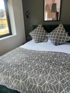 Postel nebo postele na pokoji v ubytování Studio Apartment - Perfect for Contractors and Short & Long Term Stays - Free WIFI - Free Parking - Extra Bed - Full Kitchen + 6 fotografií