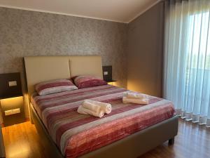 a bedroom with a bed with two towels on it at Casa Olivastri in Treglio