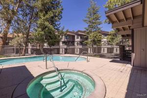 Πισίνα στο ή κοντά στο Lake Forest Shores at Big Bear Lake