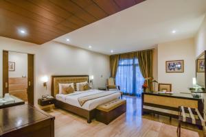 une chambre avec un lit et un bureau dans une pièce dans l'établissement Royal Residence Cybercity - Gurugram, à Gurgaon 7 autres photos