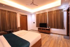 Et tv og/eller underholdning på The Hoften Snowia Luxury Stay, Mukteshwar - Near Bhalugarh Waterfall