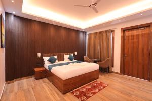 En eller flere senge i et værelse på The Hoften Snowia Luxury Stay, Mukteshwar - Near Bhalugarh Waterfall