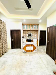 vestíbulo de una casa con recepción en Hotel Ashtra, en Lucknow