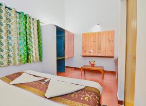 Un pat sau paturi într-o cameră la Harbor Court Beach Resort +38 fotografii