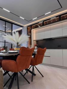 基希讷乌1-2 Bedrooms central with in house restaurant的带餐桌和椅子的厨房