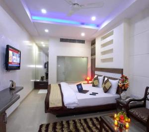 ニューデリーにあるホテル ステイ ウェル Dxのベッドルーム1室(ノートパソコン付きのベッド1台付)