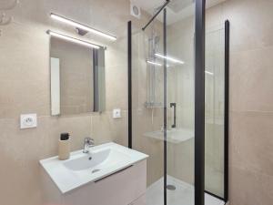 une salle de bain avec un lavabo et une douche en verre dans l'établissement Le Lagon, Moderne, Parking & Proche du Centre, à Saint-Brieuc 26 autres photos
