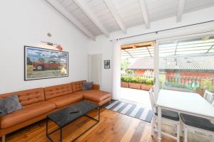 Ruang duduk di Exclusive apt for 6 guests &terrace&pools&parking