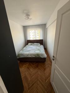 Ένα ή περισσότερα κρεβάτια σε δωμάτιο στο Apartamentul lui Radu