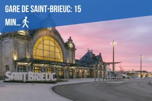 un grand bâtiment avec une enseigne devant dans l'établissement Le Lagon, Moderne, Parking & Proche du Centre, à Saint-Brieuc