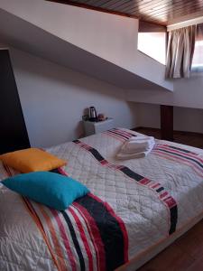 ein Schlafzimmer mit einem großen Bett mit in der Unterkunft Guest house Skabrin in Bansko + 45 Fotos