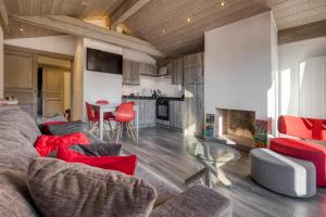 a living room with a couch and a table at Séjour lumineux avec vue sur les cimes in Megève