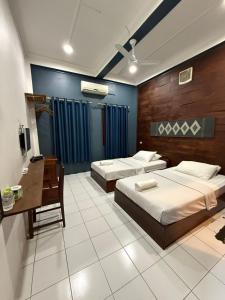 Un dormitorio con dos camas y un escritorio. en Oudomphong Guesthouse, en Luang Prabang