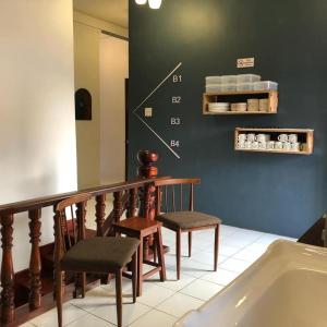 Una habitación con bañera, sillas y un gráfico. en Oudomphong Guesthouse, en Luang Prabang