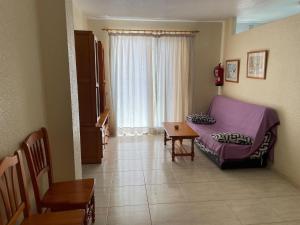 プエルト・デ・マサロンにあるApartment in Pueblo Salado, Mazarrónのベッドとテーブルと窓のある寝室