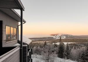 Cette maison offre une vue sur une montagne enneigée. dans l'établissement Ski Resort & Hotel Pikku-Syöte, à Syöte