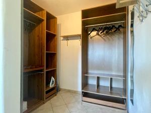 un vestidor con armarios y estanterías de madera en Monolocale sul fiume, en Calcinaia